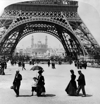 Guardando attraverso la base della Torre Eiffel verso il Trocadero e la stazione coloniale, Esposizione di Parigi, 1900 da French Photographer